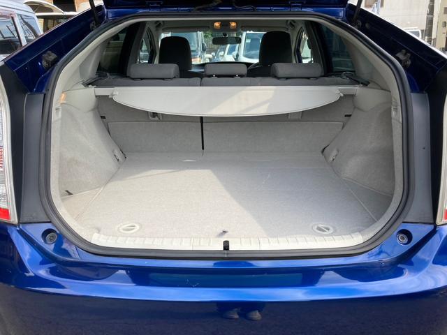 プリウス Ｓ　リフトアップ／ＡＴタイヤ／ＴＨＵＬＥベースキャリア／ルーフラック／バグガード／ＵＳヘッドライト（風ｗ）／スマートキー／プッシュスタート／純正バイザー／フロアマット／ＬＥＤライト（35枚目）