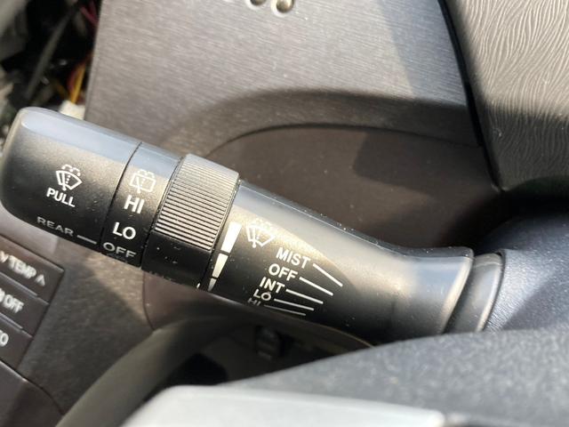 プリウス Ｓ　リフトアップ／ＡＴタイヤ／ＴＨＵＬＥベースキャリア／ルーフラック／バグガード／ＵＳヘッドライト（風ｗ）／スマートキー／プッシュスタート／純正バイザー／フロアマット／ＬＥＤライト（40枚目）