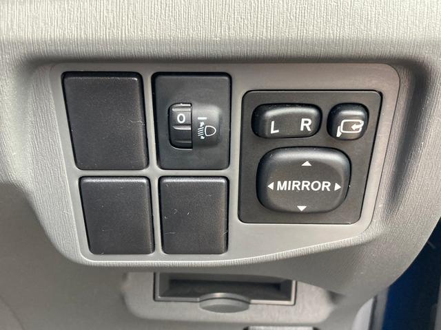 プリウス Ｓ　リフトアップ／ＡＴタイヤ／ＴＨＵＬＥベースキャリア／ルーフラック／バグガード／ＵＳヘッドライト（風ｗ）／スマートキー／プッシュスタート／純正バイザー／フロアマット／ＬＥＤライト（45枚目）