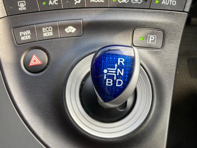 プリウス Ｓ　リフトアップ／ＡＴタイヤ／ＴＨＵＬＥベースキャリア／ルーフラック／バグガード／ＵＳヘッドライト（風ｗ）／スマートキー／プッシュスタート／純正バイザー／フロアマット／ＬＥＤライト（48枚目）