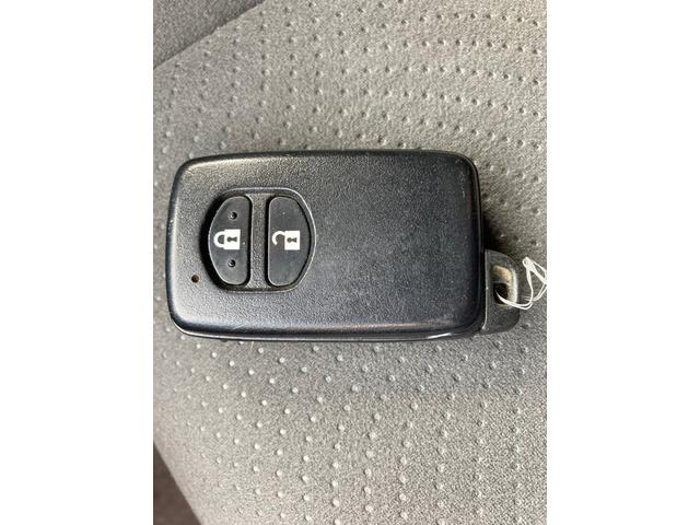 プリウス Ｓ　リフトアップ／ＡＴタイヤ／ＴＨＵＬＥベースキャリア／ルーフラック／バグガード／ＵＳヘッドライト（風ｗ）／スマートキー／プッシュスタート／純正バイザー／フロアマット／ＬＥＤライト（49枚目）