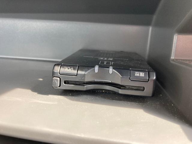 プリウス Ｓ　リフトアップ／ＡＴタイヤ／ＴＨＵＬＥベースキャリア／ルーフラック／バグガード／ＵＳヘッドライト（風ｗ）／スマートキー／プッシュスタート／純正バイザー／フロアマット／ＬＥＤライト（50枚目）