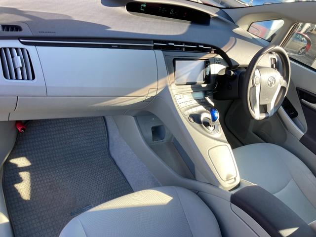 プリウス Ｓ　純正ナビゲーション／地デジＴＶ／バックカメラ／Ｂｌｕｅｔｏｏｔｈ／ビルトインＥＴＣ／ドライブレコーダー／禁煙車／プッシュスタート＆スマートキー／純正フロアマット／純正サイドバイザー（30枚目）