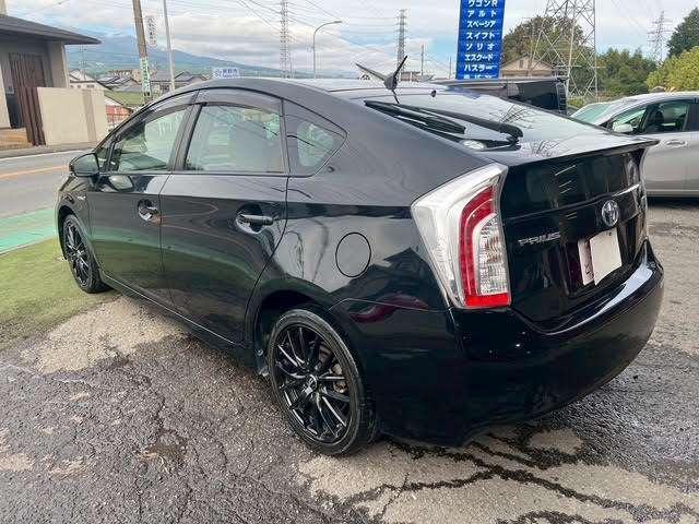 プリウス Ｓ　後期モデル／純正ブラック２０２／社外１ｉｎｃｈアルミホイール／純正ナビゲーションシステム／バックカメラ／地デジフルセグ／Ｂｌｕｅｔｏｏｔｈ／スマートキー＆プッシュスタート／ビルトインＥＴＣ／修復歴無（7枚目）