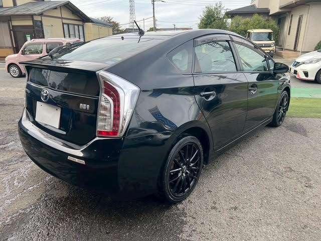 プリウス Ｓ　後期モデル／純正ブラック２０２／社外１ｉｎｃｈアルミホイール／純正ナビゲーションシステム／バックカメラ／地デジフルセグ／Ｂｌｕｅｔｏｏｔｈ／スマートキー＆プッシュスタート／ビルトインＥＴＣ／修復歴無（9枚目）