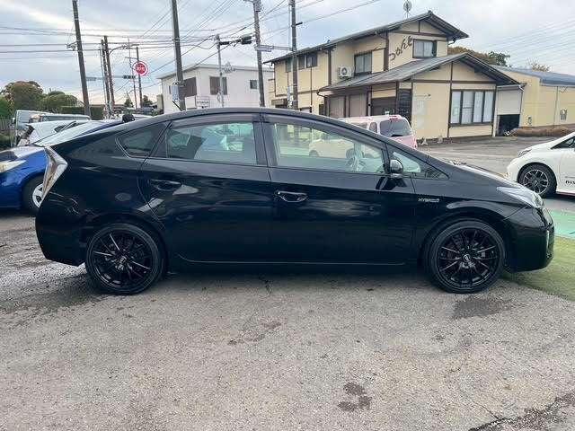 プリウス Ｓ　後期モデル／純正ブラック２０２／社外１ｉｎｃｈアルミホイール／純正ナビゲーションシステム／バックカメラ／地デジフルセグ／Ｂｌｕｅｔｏｏｔｈ／スマートキー＆プッシュスタート／ビルトインＥＴＣ／修復歴無（11枚目）