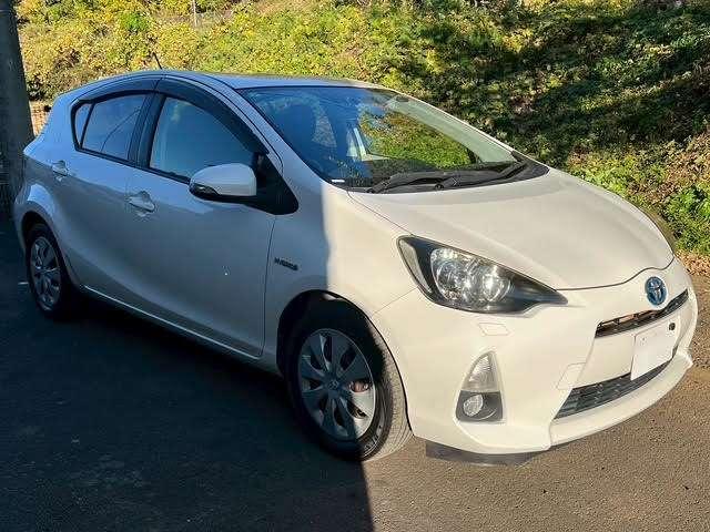 アクア G 8万K台/パールホワイト/純正ナビゲーション/地デジTV/Bluetooth/キーレスエントリー/シートヒーター/ETC/HIDライト/電動格納ミラー/修復歴無/純正フロアマット/純正サイドバイザー(8枚目)