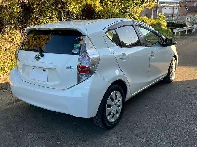 アクア G 8万K台/パールホワイト/純正ナビゲーション/地デジTV/Bluetooth/キーレスエントリー/シートヒーター/ETC/HIDライト/電動格納ミラー/修復歴無/純正フロアマット/純正サイドバイザー(11枚目)