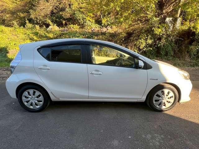 アクア G 8万K台/パールホワイト/純正ナビゲーション/地デジTV/Bluetooth/キーレスエントリー/シートヒーター/ETC/HIDライト/電動格納ミラー/修復歴無/純正フロアマット/純正サイドバイザー(13枚目)