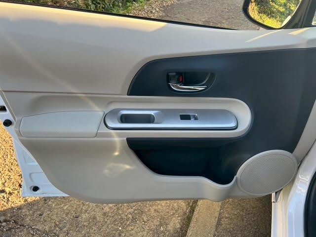 アクア G 8万K台/パールホワイト/純正ナビゲーション/地デジTV/Bluetooth/キーレスエントリー/シートヒーター/ETC/HIDライト/電動格納ミラー/修復歴無/純正フロアマット/純正サイドバイザー(24枚目)