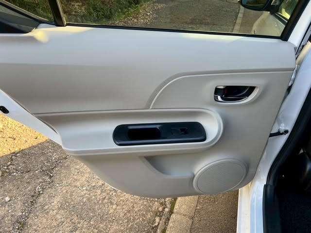 アクア G 8万K台/パールホワイト/純正ナビゲーション/地デジTV/Bluetooth/キーレスエントリー/シートヒーター/ETC/HIDライト/電動格納ミラー/修復歴無/純正フロアマット/純正サイドバイザー(25枚目)