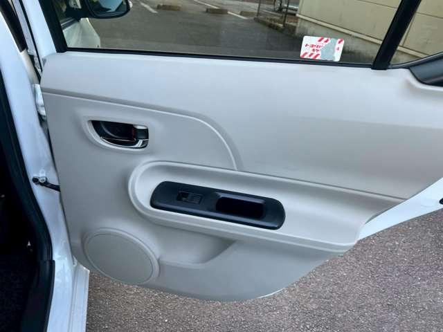 アクア G 8万K台/パールホワイト/純正ナビゲーション/地デジTV/Bluetooth/キーレスエントリー/シートヒーター/ETC/HIDライト/電動格納ミラー/修復歴無/純正フロアマット/純正サイドバイザー(26枚目)