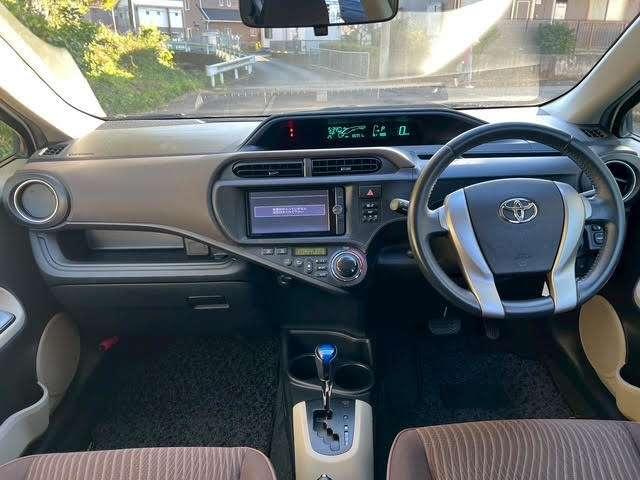 アクア G 8万K台/パールホワイト/純正ナビゲーション/地デジTV/Bluetooth/キーレスエントリー/シートヒーター/ETC/HIDライト/電動格納ミラー/修復歴無/純正フロアマット/純正サイドバイザー(28枚目)