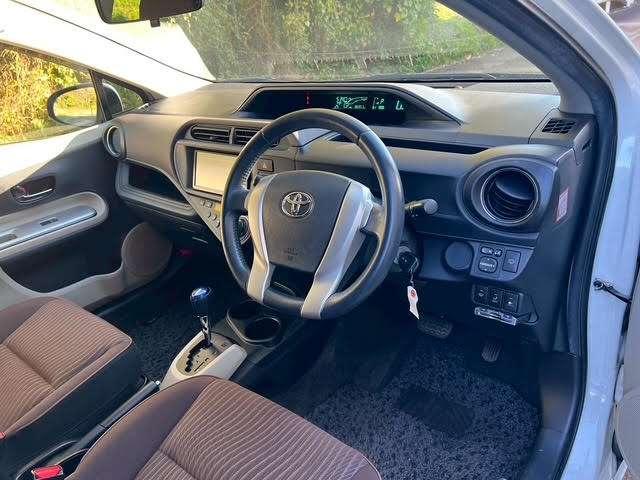 アクア G 8万K台/パールホワイト/純正ナビゲーション/地デジTV/Bluetooth/キーレスエントリー/シートヒーター/ETC/HIDライト/電動格納ミラー/修復歴無/純正フロアマット/純正サイドバイザー(32枚目)