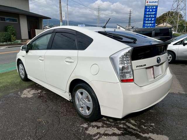 プリウス S 純正ナビゲーション/地デジTV/バックカメラ/Bluetooth/スマートキー&プッシュスタート/純正アルミホイール/ビルトインETC/純正フロアマット/純正バイザー/検査付き車両/パールホワイト(9枚目)