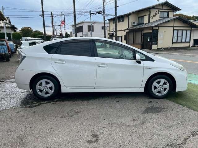 プリウス S 純正ナビゲーション/地デジTV/バックカメラ/Bluetooth/スマートキー&プッシュスタート/純正アルミホイール/ビルトインETC/純正フロアマット/純正バイザー/検査付き車両/パールホワイト(13枚目)