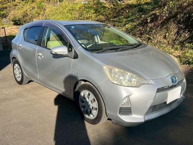 アクア S 修復歴無し/アイドリングストップ/キーレスエントリー/純正サイドバイザー/純正フロアマット/carrozzeria CDデッキ/USB&AUX入力/オートエアコン/電動格納サイドミラー(8枚目)