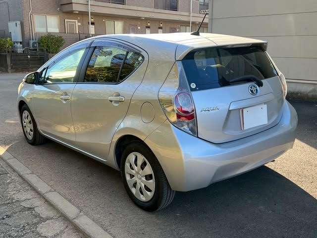 アクア S 修復歴無し/アイドリングストップ/キーレスエントリー/純正サイドバイザー/純正フロアマット/carrozzeria CDデッキ/USB&AUX入力/オートエアコン/電動格納サイドミラー(9枚目)