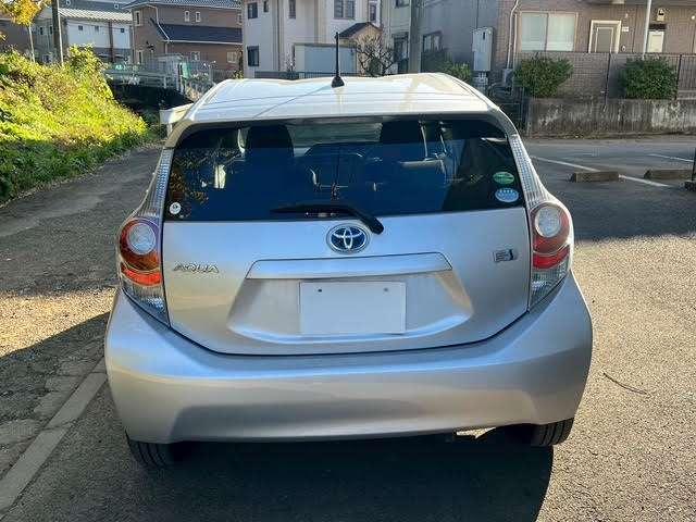 アクア S 修復歴無し/アイドリングストップ/キーレスエントリー/純正サイドバイザー/純正フロアマット/carrozzeria CDデッキ/USB&AUX入力/オートエアコン/電動格納サイドミラー(10枚目)