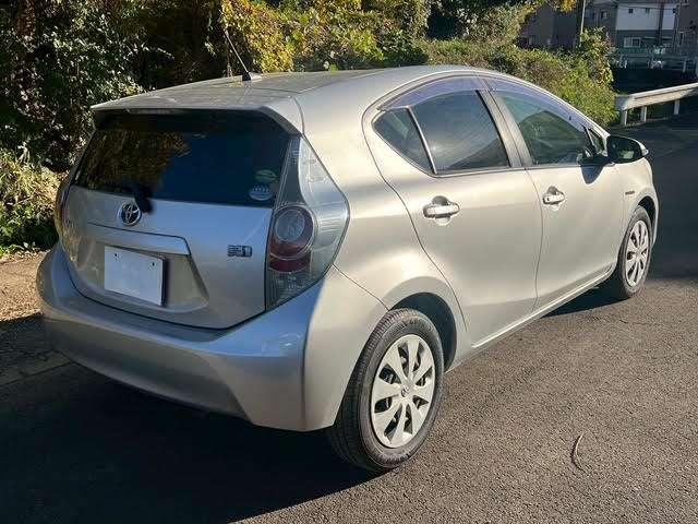 アクア S 修復歴無し/アイドリングストップ/キーレスエントリー/純正サイドバイザー/純正フロアマット/carrozzeria CDデッキ/USB&AUX入力/オートエアコン/電動格納サイドミラー(11枚目)