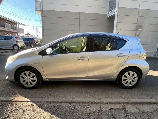 アクア S 修復歴無し/アイドリングストップ/キーレスエントリー/純正サイドバイザー/純正フロアマット/carrozzeria CDデッキ/USB&AUX入力/オートエアコン/電動格納サイドミラー(12枚目)