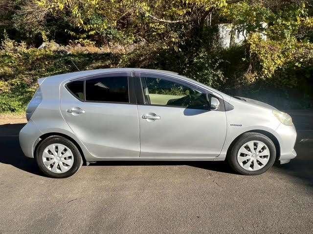 アクア S 修復歴無し/アイドリングストップ/キーレスエントリー/純正サイドバイザー/純正フロアマット/carrozzeria CDデッキ/USB&AUX入力/オートエアコン/電動格納サイドミラー(13枚目)