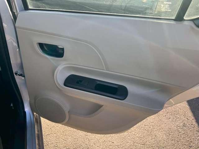 アクア S 修復歴無し/アイドリングストップ/キーレスエントリー/純正サイドバイザー/純正フロアマット/carrozzeria CDデッキ/USB&AUX入力/オートエアコン/電動格納サイドミラー(25枚目)