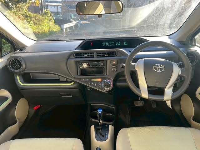 アクア S 修復歴無し/アイドリングストップ/キーレスエントリー/純正サイドバイザー/純正フロアマット/carrozzeria CDデッキ/USB&AUX入力/オートエアコン/電動格納サイドミラー(26枚目)