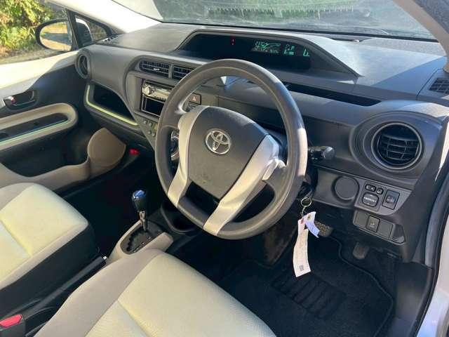 アクア S 修復歴無し/アイドリングストップ/キーレスエントリー/純正サイドバイザー/純正フロアマット/carrozzeria CDデッキ/USB&AUX入力/オートエアコン/電動格納サイドミラー(28枚目)