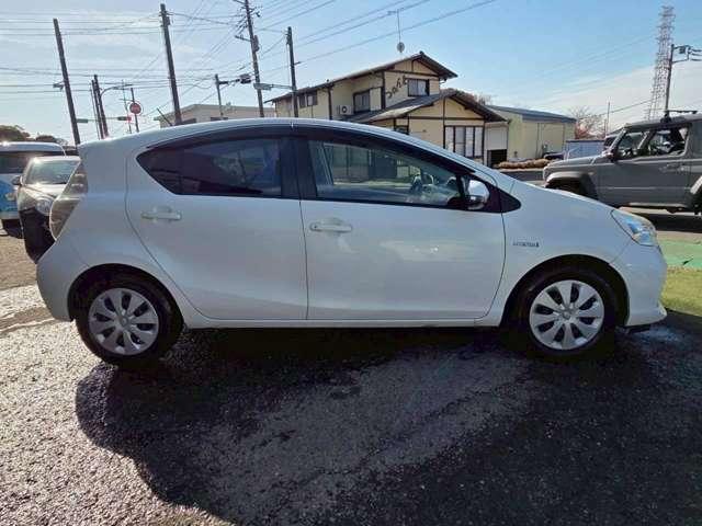 アクア S パールホワイト/純正ナビゲーション/Bluetooth/地デジTV/キーレスエントリー/修復歴無し/純正サイドバイザー/純正フロアマット/オートエアコン/アイドリングストップ/電動格納サイドミラー(9枚目)