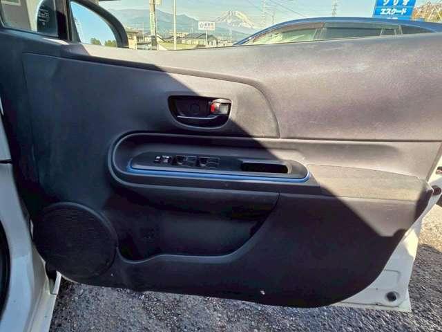 アクア S パールホワイト/純正ナビゲーション/Bluetooth/地デジTV/キーレスエントリー/修復歴無し/純正サイドバイザー/純正フロアマット/オートエアコン/アイドリングストップ/電動格納サイドミラー(25枚目)