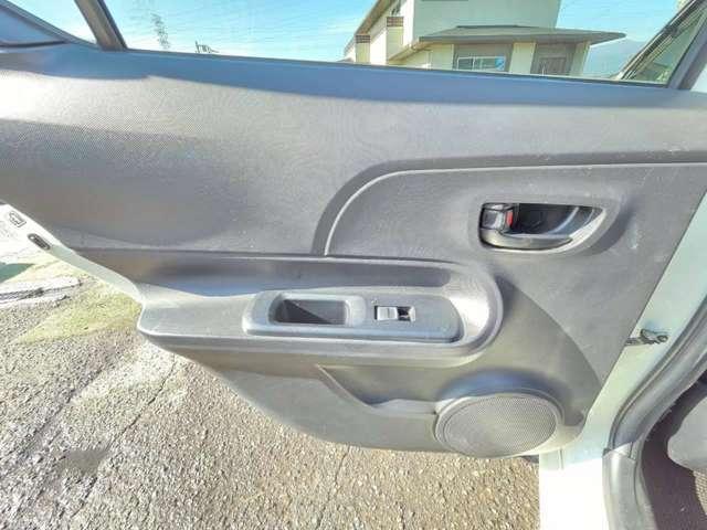 アクア S パールホワイト/純正ナビゲーション/Bluetooth/地デジTV/キーレスエントリー/修復歴無し/純正サイドバイザー/純正フロアマット/オートエアコン/アイドリングストップ/電動格納サイドミラー(35枚目)