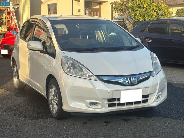 フィットハイブリッド ナビプレミアムセレクション　パナソニックナビ（純正ナビなし）／マルチコートフォグランプ／オプションイルミネーションスカッフプレート／シートヒーター／クルーズコントロール（3枚目）