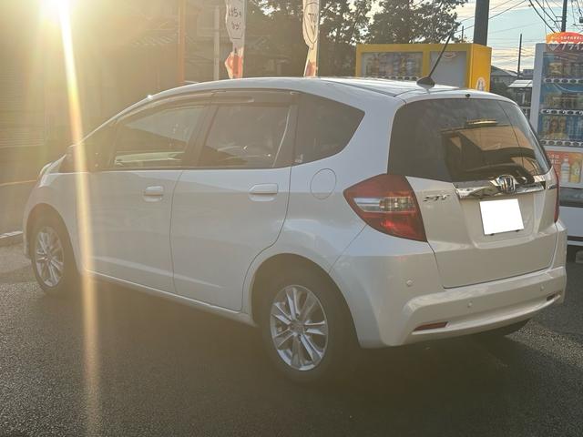 フィットハイブリッド ナビプレミアムセレクション　パナソニックナビ（純正ナビなし）／マルチコートフォグランプ／オプションイルミネーションスカッフプレート／シートヒーター／クルーズコントロール（6枚目）