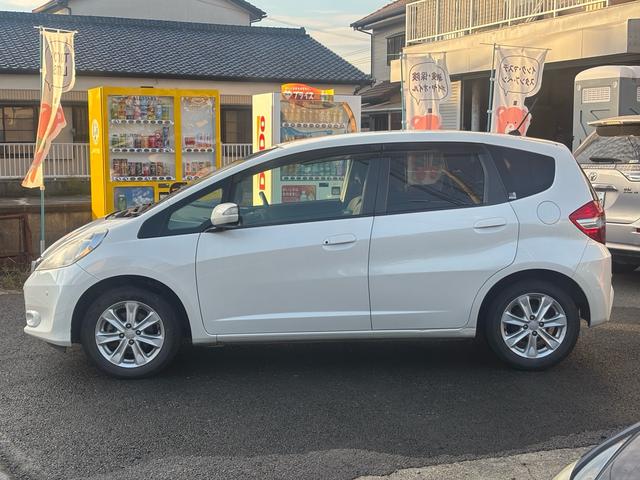 フィットハイブリッド ナビプレミアムセレクション　パナソニックナビ（純正ナビなし）／マルチコートフォグランプ／オプションイルミネーションスカッフプレート／シートヒーター／クルーズコントロール（7枚目）