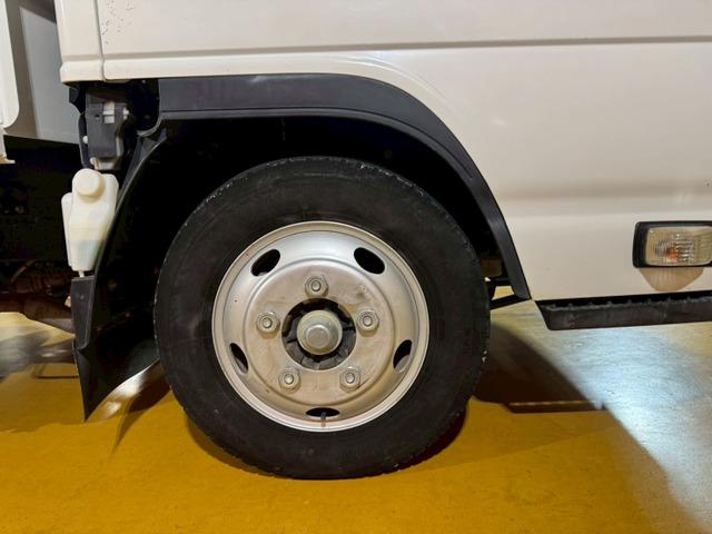 エルフトラック 　ダンプ　ワンオーナー　走行５．３万キロ　積載量３０００ｋｇ　６速マニュアル　ＥＴＣ　３０００ｃｃ　ディーゼル　ＮＫＲ８５ＡＤ　キーレスエントリー　エアコン　パワステ　パワーウインドゥ（52枚目）