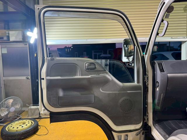 エルフトラック 　ダンプ　ワンオーナー　走行５．３万キロ　積載量３０００ｋｇ　６速マニュアル　ＥＴＣ　３０００ｃｃ　ディーゼル　ＮＫＲ８５ＡＤ　キーレスエントリー　エアコン　パワステ　パワーウインドゥ（67枚目）