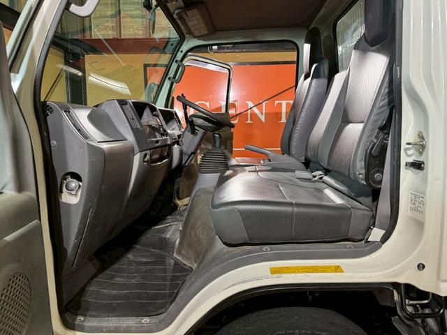 エルフトラック 　ダンプ　ワンオーナー　走行５．３万キロ　積載量３０００ｋｇ　６速マニュアル　ＥＴＣ　３０００ｃｃ　ディーゼル　ＮＫＲ８５ＡＤ　キーレスエントリー　エアコン　パワステ　パワーウインドゥ（68枚目）