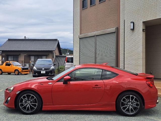 ８６ ＧＴリミテッド　ナビ　ＴＶ　ＭＴ　オートライト　ＨＩＤ　ＬＥＤヘッドランプ　スマートキー　電動格納ミラー　シートヒーター　アルミホイール　盗難防止システム　衝突安全ボディ　ＡＢＳ　ＥＳＣ　ＣＤ　Ｂｌｕｅｔｏｏｔｈ（8枚目）