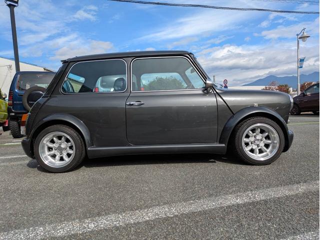 ＭＩＮＩ １．３　全塗装　社外エアクリ・マフラー・１３ＡＷ　オーバーフェンダー　追加メーター　ローダウン　シートカバー　ＥＴＣ　オルタネーター交換済み　ユーザー買取車禁煙車　社外スピーカー　社外エアロ（4枚目）