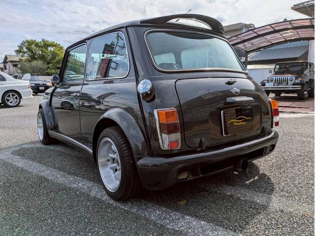ＭＩＮＩ １．３　全塗装　社外エアクリ・マフラー・１３ＡＷ　オーバーフェンダー　追加メーター　ローダウン　シートカバー　ＥＴＣ　オルタネーター交換済み　ユーザー買取車禁煙車　社外スピーカー　社外エアロ（7枚目）