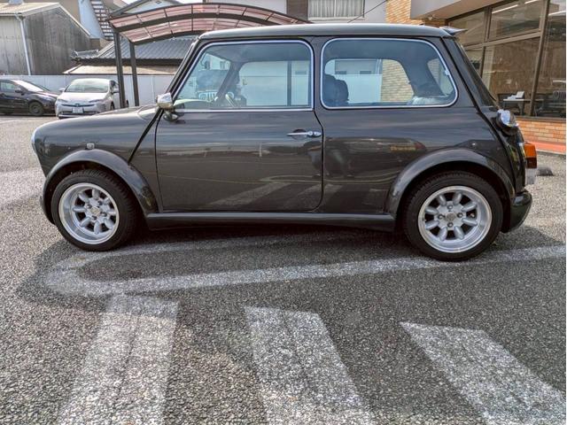 ＭＩＮＩ １．３　全塗装　社外エアクリ・マフラー・１３ＡＷ　オーバーフェンダー　追加メーター　ローダウン　シートカバー　ＥＴＣ　オルタネーター交換済み　ユーザー買取車禁煙車　社外スピーカー　社外エアロ（8枚目）