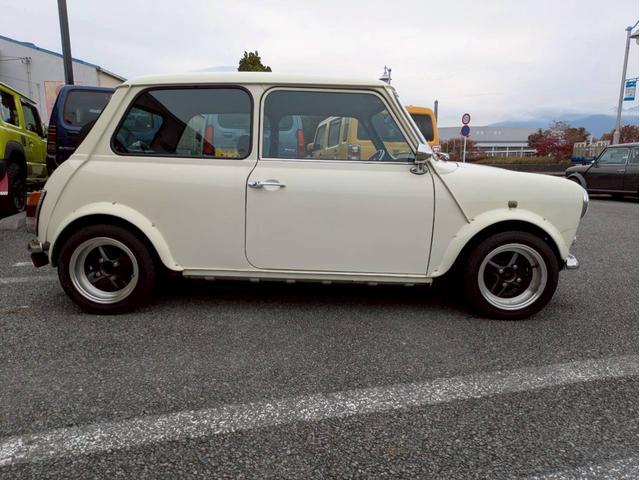 ＭＩＮＩ １．３　レザーシート　オーバーフェンダー　社外１２インチホイール　社外センター出しマフラー　ローダウン　ＥＴＣ　ユーザー買取　全塗装　禁煙車（4枚目）