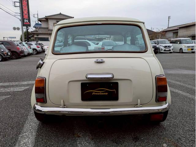ＭＩＮＩ １．３　レザーシート　オーバーフェンダー　社外１２インチホイール　社外センター出しマフラー　ローダウン　ＥＴＣ　ユーザー買取　全塗装　禁煙車（6枚目）