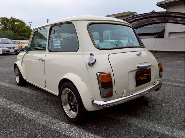 ＭＩＮＩ １．３　レザーシート　オーバーフェンダー　社外１２インチホイール　社外センター出しマフラー　ローダウン　ＥＴＣ　ユーザー買取　全塗装　禁煙車（7枚目）