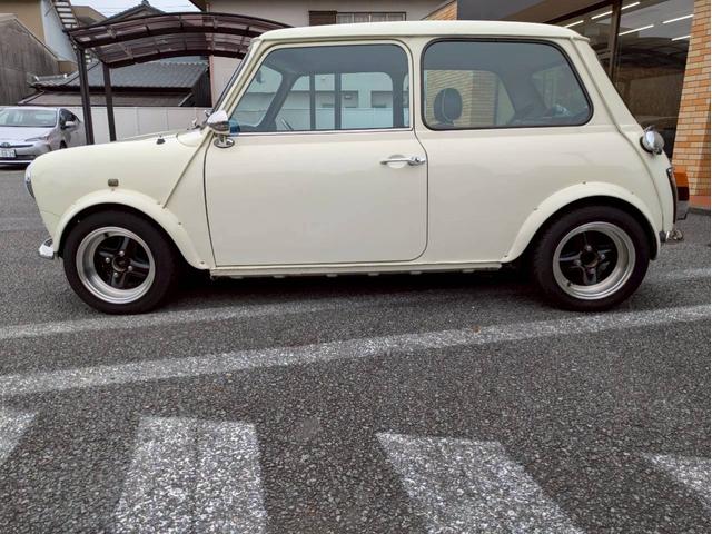 ＭＩＮＩ １．３　レザーシート　オーバーフェンダー　社外１２インチホイール　社外センター出しマフラー　ローダウン　ＥＴＣ　ユーザー買取　全塗装　禁煙車（8枚目）