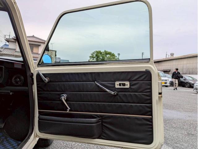 ＭＩＮＩ １．３　レザーシート　オーバーフェンダー　社外１２インチホイール　社外センター出しマフラー　ローダウン　ＥＴＣ　ユーザー買取　全塗装　禁煙車（17枚目）