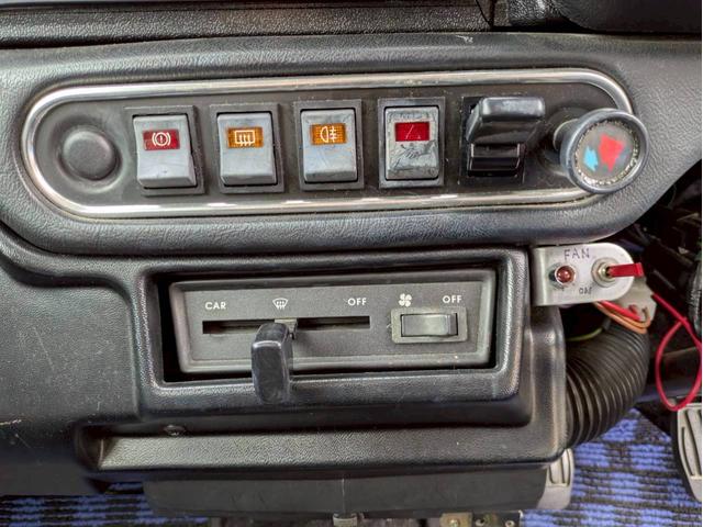 ＭＩＮＩ １．３　レザーシート　オーバーフェンダー　社外１２インチホイール　社外センター出しマフラー　ローダウン　ＥＴＣ　ユーザー買取　全塗装　禁煙車（20枚目）