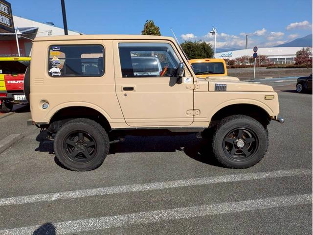 ジムニー 　リフトアップ公認　社外マフラー　社外前後バンパー　ＲＥＣＡＲＯシート２脚　追加メーター　社外ステアリング　社外１６ＡＷ　ユーザー買取車　全塗装（4枚目）