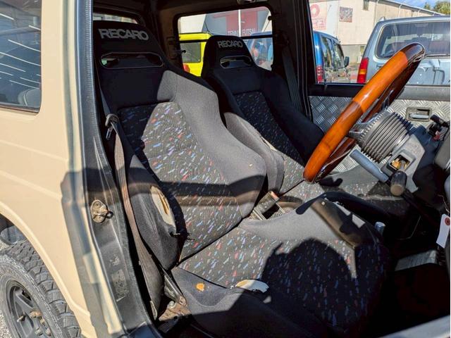 ジムニー 　リフトアップ公認　社外マフラー　社外前後バンパー　ＲＥＣＡＲＯシート２脚　追加メーター　社外ステアリング　社外１６ＡＷ　ユーザー買取車　全塗装（11枚目）